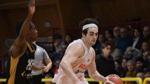 B interregionale: l’Usa segna 33 punti, tra cui la tripla che porta Forlimpopoli ai supplementari. Ora deve battere Recanati. DiSibio trascina i Baskérs verso l’8° posto