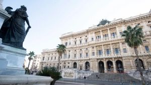 Madre fa causa al figlio ingrato: «Mi restituisca 245 mila euro»