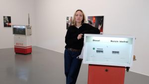 Explosive Mischung: Diese Ausstellung verbindet Zigaretten und Zapfsäulen