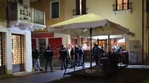 Maxi rissa in pieno centro a Treviso: la polizia ferma sei ragazzi