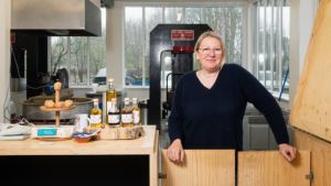 Kilo’s walnoten gaan er doorheen in de persruimte in Zoelen. ‘Beter hier kweken dan in Chili’