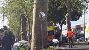 Udine, si scontrano tre automobili e un veicolo finisce nel canale: una persona ferita