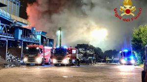 Incendio alla Riam di Bollate: incidente o atto doloso? Il sindaco: “Non c’è allarme ma i bambini restino in classe”