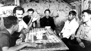 Quando Tiziano Terzani raccontò la pace di sangue in Vietnam. “In ogni famiglia c’è la storia di un morto”