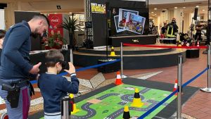 La Polizia Stradale in campo per la sicurezza: bimbi a bordo delle volanti