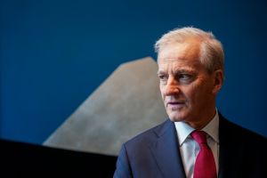 Forestill deg Støre i en matkø