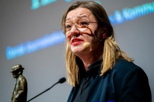 Brune kuverter og kolde kontanter er »en solid fuckfinger« til den danske model: Nu melder disse væsentlige spørgsmål sig