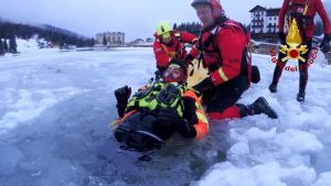 Salvare chi cade nei laghi ghiacciati, lo spettacolare addestramento a Misurina