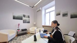 Vuole riconquistare la sua ex e millanta parentele mafiose