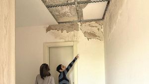 Terrazzo fatto male a Banchette, due famiglie ostaggio delle infiltrazioni: «Dormiamo in cucina»