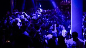 Escort e vip a Milano, una ragazza è rimasta incinta di un cliente. “Il pilota di F1 vuole una tipa a pagamento”, “ti mando la brasiliana”