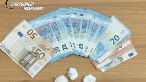 Cocaina nel mattone del sottotetto: spaccio in casa scoperto dai carabinieri