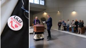 A Trieste il secondo funerale di Liliana Resinovich, amici e parenti con la spilla “Lilly io ci sono”