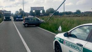 Ivrea, perde il controllo dell’auto e finisce contro un lampione