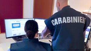 Colpo al supermercato, 48enne minaccia anche un addetto alla sicurezza con la pistola