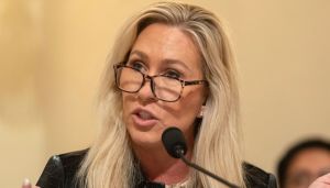 Nå sprer hun også ville ideer om drapsforsøket på Trump