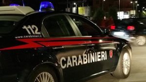 Ruba al supermercato, scaraventa a terra la cassiera e si dà alla fuga. In manette 31enne