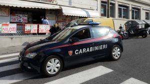 Butta per sbaglio 7 mila euro tra i rifiuti: recuperati dai carabinieri