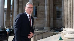 Oud-topambtenaar Robbins opent aanval op premier Keir Starmer in Mandelson-affaire