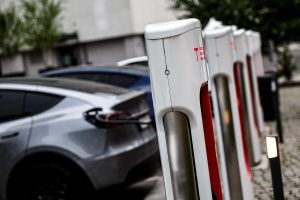 Auto elettriche, boom senza precedenti: +51% a marzo, l’Europa accelera trainata dal caro carburanti