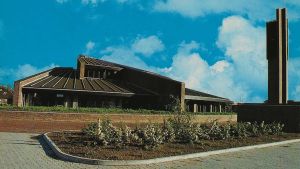 Kirken har ingen vinduer ud mod Horsensvej - og det har sine grunde