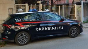 Marito e moglie trovati morti in casa, ipotesi omicidio-suicidio