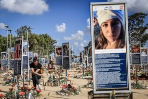 Memorial Day exposes widening rift between public and political leadership