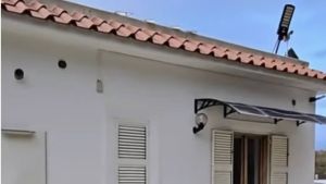 Tensione a Ischia, stop in extremis all'abbattimento di una casa abusiva per le condizioni del proprietario