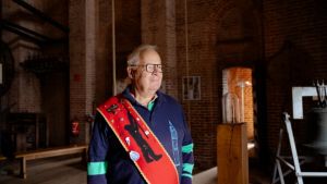 Bert luidt de klokken in Amersfoort. ‘We beginnen met ons clublied en eindigen met de luidslok’