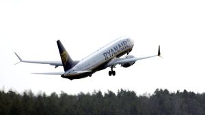 Lo strano caso del volo Ryanair partito senza passeggeri a bordo. Duecento persone lasciate a terra e polemiche contro l’aeroporto