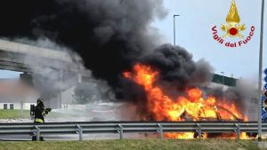 Fiamme nell’auto, il conducente si ferma e resta ferito nel tentativo di rompere un finestrino