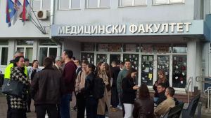 Prekinuta blokada Dekanata Medicinskog, studenti blokiraju Bulevar oslobođenja