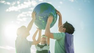 Giornata della Terra, come salvare il pianeta in tavola. Frutta e verdura tra i cibi più ‘sprecati’