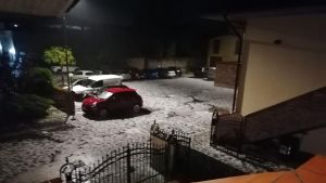 Grandine e un violento temporale nel Modenese: pesanti danni ad auto e colture