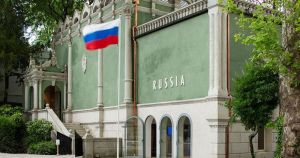 Kontro­ver­sene rundt årets Vene­zia­bien­nale avspeiler den kaotiske verdens­si­tua­sjonen.