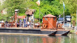 Chiuso il ponte: il traghetto di Leonardo a Imbersago scialuppa di salvataggio per pedoni e due ruote