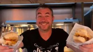 Ucciso con 15 coltellate, il mistero dell’amico Samuele: «Da due giorni non risponde»