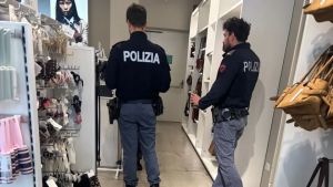 Ruba da H&M e nella fuga aggredisce una commessa