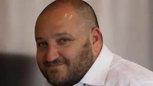 Malore in casa, meccanico muore a 41 anni. Nell’epigrafe il suo saluto caratteristico