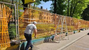 Recinzione ai giardini pubblici di via Piave a Mestre. E lo spaccio si espande