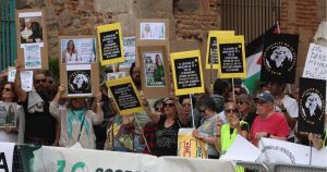 Vox, abucheado a las puertas de la Asamblea de Extremadura por el pacto racista con el PP: 