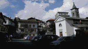 Richiami nostalgici nel video del bar, intervengono i gestori: «Un errore, ci scusiamo»