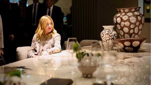 Lei sul divano. Meloni a Milano: se la politica della destra in città rimane un “salone immobile”