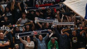 Gli storici rivali devono vincere e sperare nei ko di Scafati e Pesaro. Polverizzati i 450 biglietti per i bolognesi