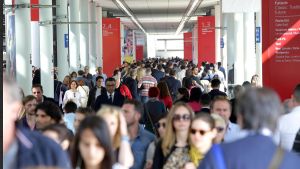 Salone del Mobile: in coda per entrare nel sogno. Il design fra arte e vita quotidiana /