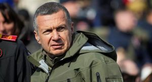 Mosca insulta Meloni: fine corsa per gli equilibristi