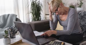 Pourquoi certains chômeurs à l’aube de la retraite doivent-ils rendre des trop-perçus astronomiques ?