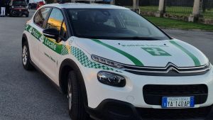 Monza, ha la patente scaduta da 5 anni e non si ferma all’alt: la fuga contromano e sui marciapiedi