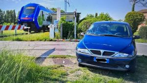 Teglio Veneto, con l’auto abbatte la sbarra del passaggio a livello