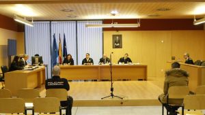 Apuñala casi mortalmente a un hombre en un karaoke de Gijón y llega a un acuerdo de cárcel: “Me conformo, pero soy inocente”